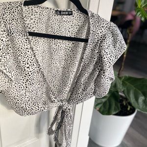 Women’s black and white cropped top